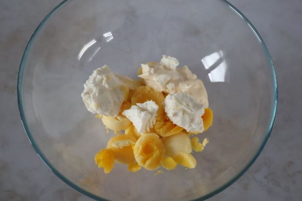 jajka faszerowane suszonymi papierami - żółtka z fetą