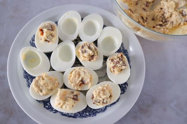 jajka faszerowane suszonymi pomidorami - faszerowanie