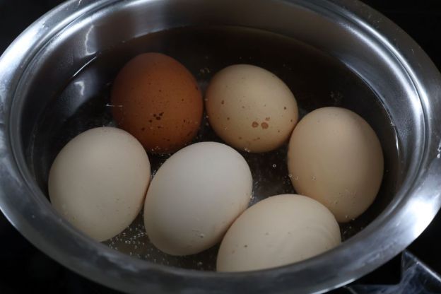 jajka faszerowane suszonymi pomidorami - gotowanie jajek