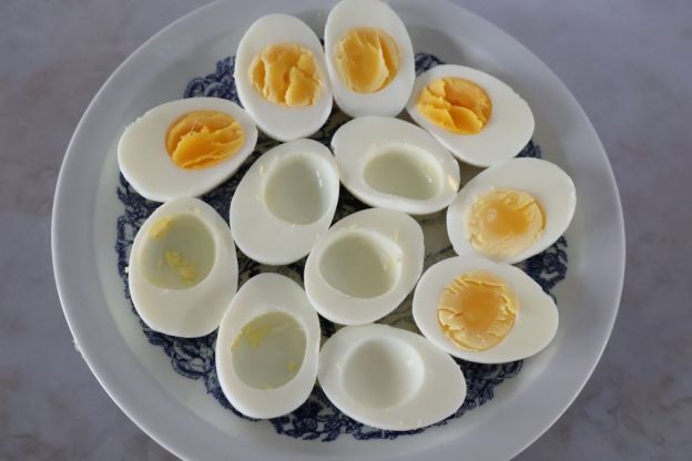 jajka faszerowane suszonymi pomidorami - wydrążanie jajek