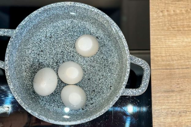 jajka faszerowane szynką - gotowanie jajek