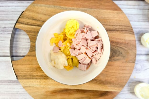 jajka faszerowane szynką - mieszanie farszu