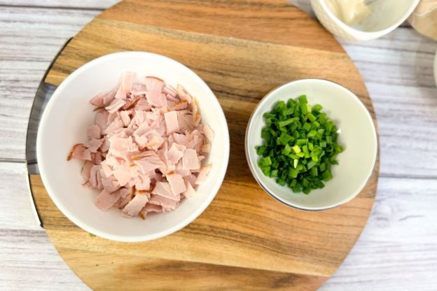 jajka faszerowane szynką - przygotowanie składników