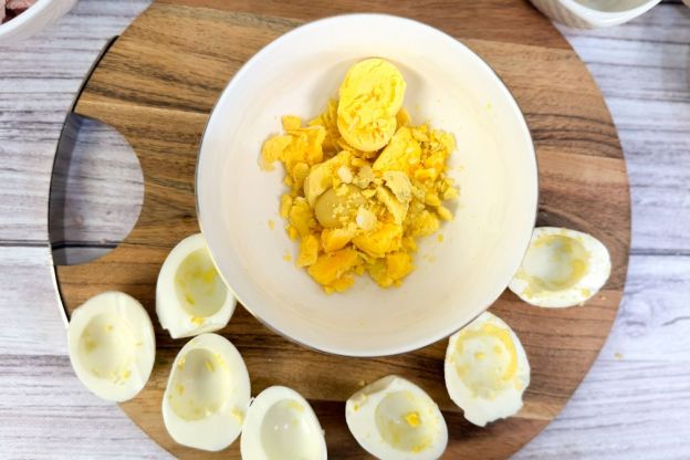 jajka faszerowane szynką - wyjęcie żółtek