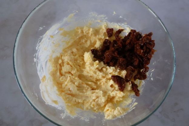 jajka z suszonymi pomidoramia - farsz