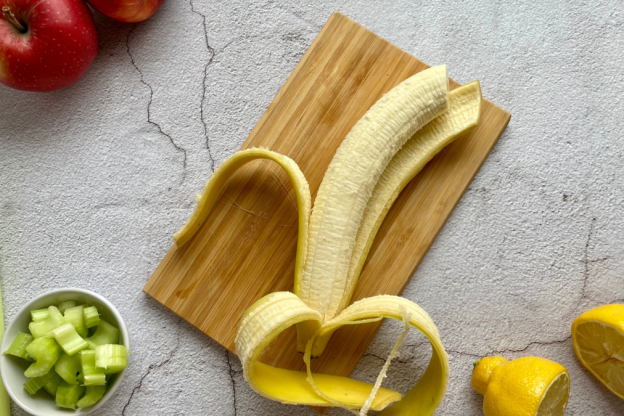 Koktajl z selera naciowego - krojenie banana