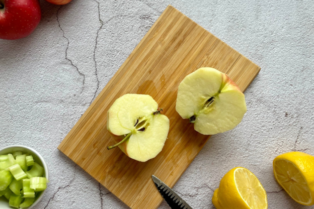 Koktajl z selera naciowego - krojenie jabłka