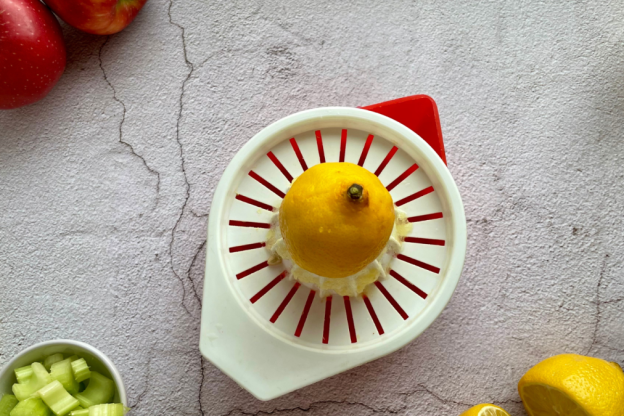 Koktajl z selera naciowego - wyciskanie cytryny