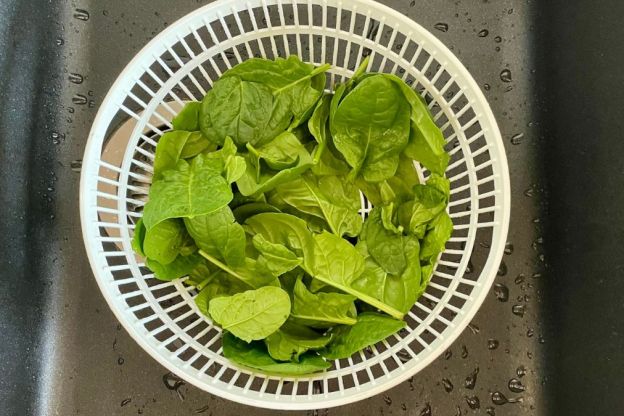 koktajl ze szpinakiem - przygotowanie szpinaku