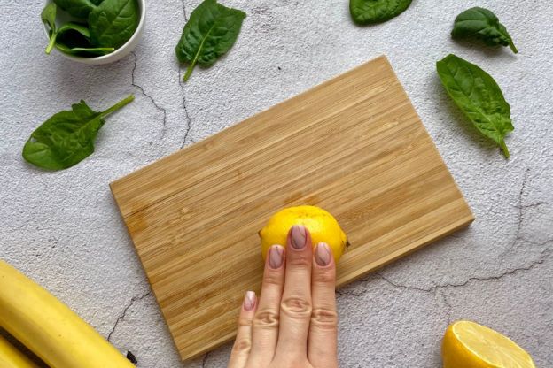 koktajl ze szpinakiem - wyciskanie cytryny