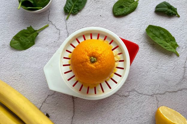 koktajl ze szpinakiem - wyciskanie pomarańczy