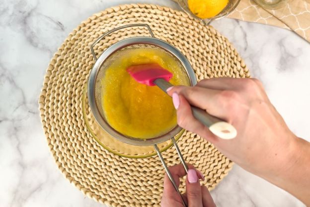 lemon curd - przecieranie kremu