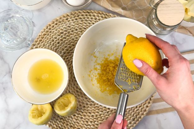lemon curd - ścieranie cytryny