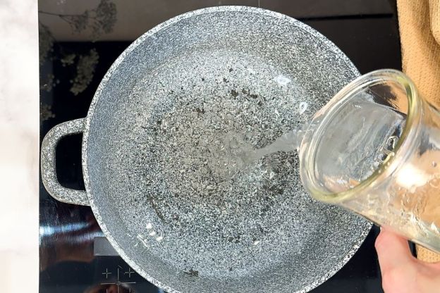 lemon curd - wlewanie wody do garnka