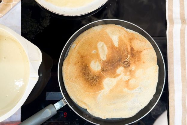 naleśniki z bananami - smażenie naleśników