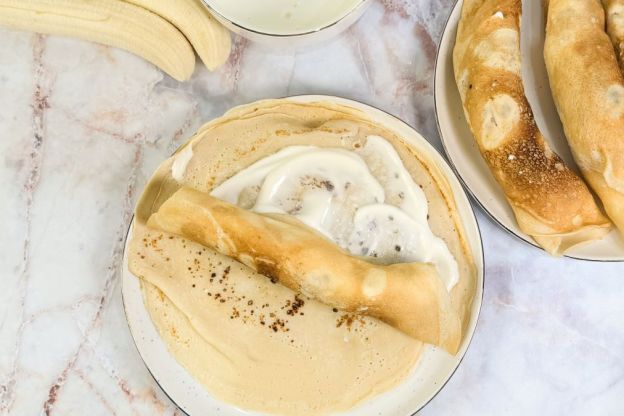 naleśniki z bananami - zwijanie naleśników