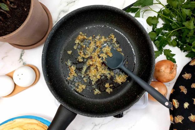 pierogi ruskie - smażenie cebuli