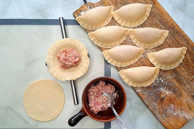 pierogi z białej kiełbasy - formowanie