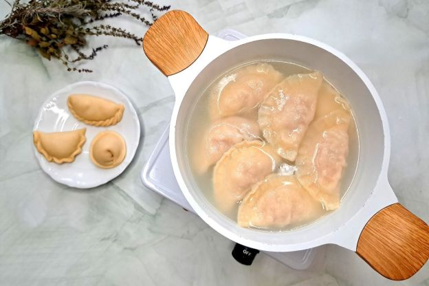 pierogi z białej kiełbasy - gotowanie pierogów