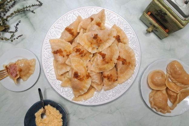 pierogi z białej kiełbasy - podanie