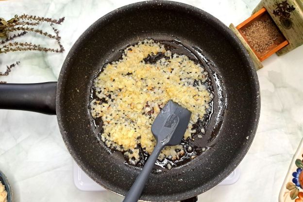 pierogi z białej kiełbasy - smażenie cebulki