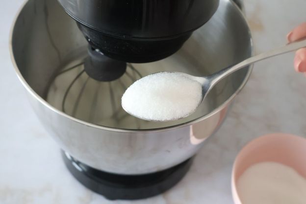 babka budyniowa - ubijanie białek