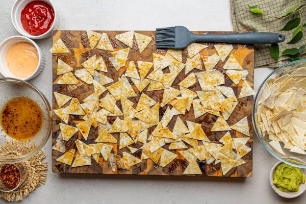 chipsy z tortilli - smarowanie przyprawami