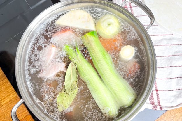 Gotowanie wywar żurek