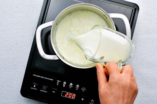 krem budyniowy - gotowanie mleka