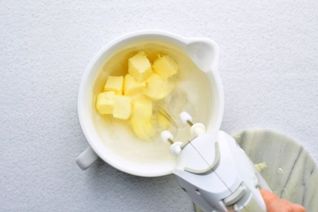 krem budyniowy - ucieranie masła