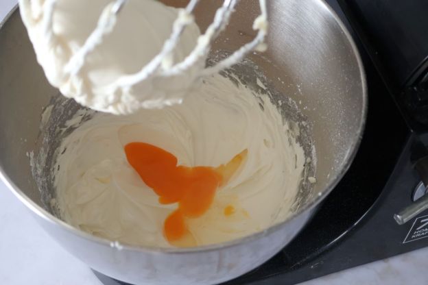 mazurek czekoladowy - masło z żółtkiem