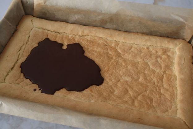 mazurek czekoladowy - nakładanie polewy