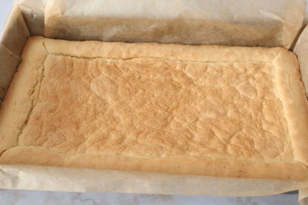 mazurek czekoladowy - upieczony blat