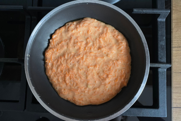 omlet marchewkowy - smażenie