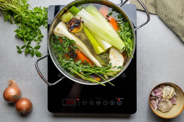 rosół wołowy - dodanie jarzyn i przypraw