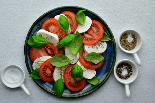 sałatka caprese - doprawianie