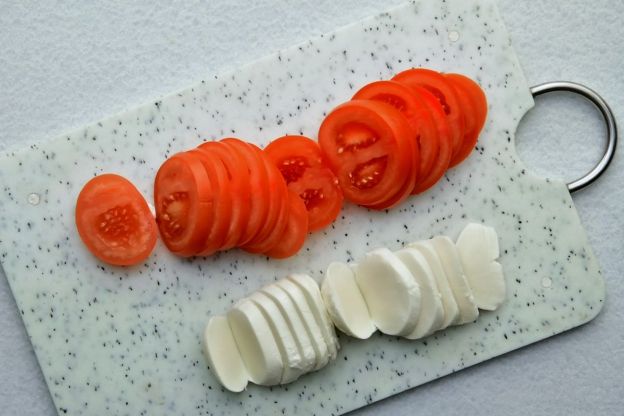 sałatka caprese - krojenie mozzarelli
