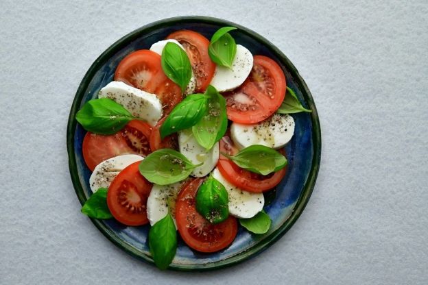 sałatka caprese - podanie