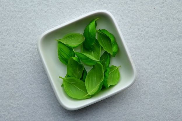 sałatka caprese - przygotowanie bazylii