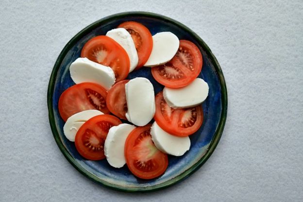 sałatka caprese - układanie na talerzu