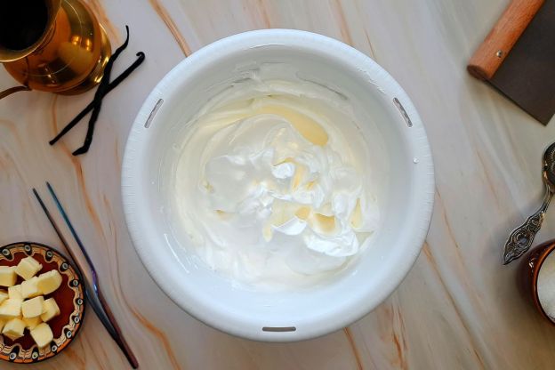 sernik z rosą - miksowanie bezy