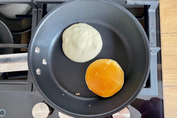 twarogowe pancakes bez cukru - smażenie