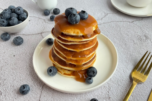 twarogowe pancakes bez cukru z sosem i borówkami