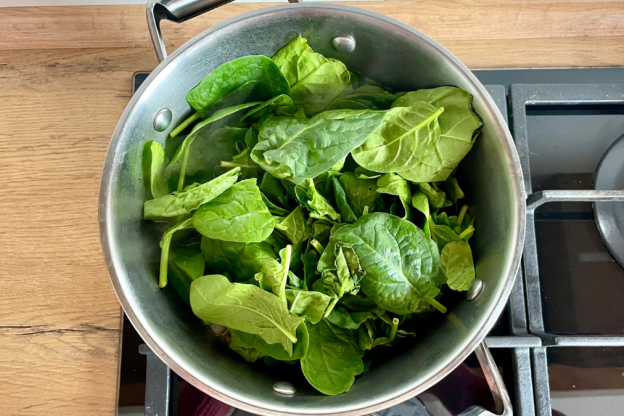 zupa szpinakowa - liście szpinaku w garnku