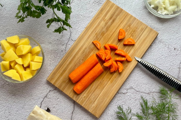 zupa szpinakowa - pokrojone warzywa