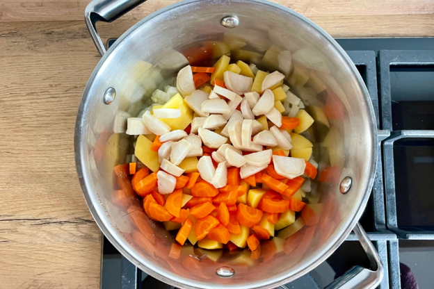 zupa szpinakowa - warzywa w garnku