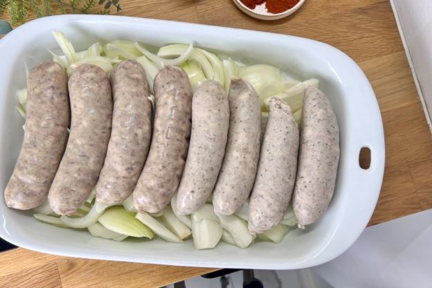 biała kiełbasa pieczona - ułożenie w naczyniu