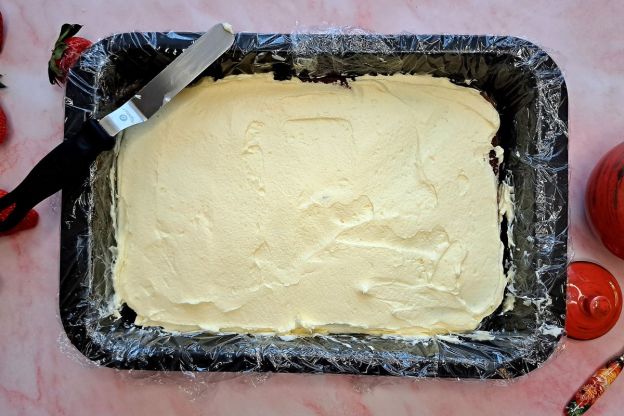 ciasto cuszima - rozsmarowanie budyniu