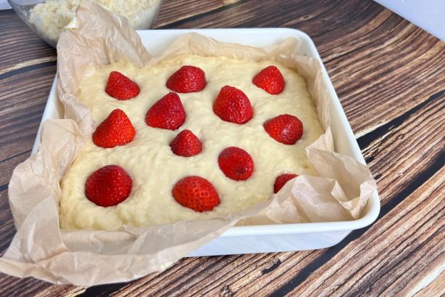 ciasto na maślance z truskawkami