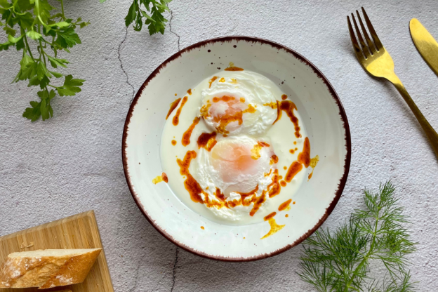 jajka po turecku z sosem
